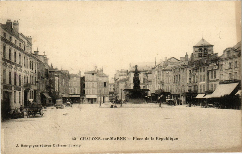 Carte postale ancienne Chalons-sur-Marne - Place de la Republique