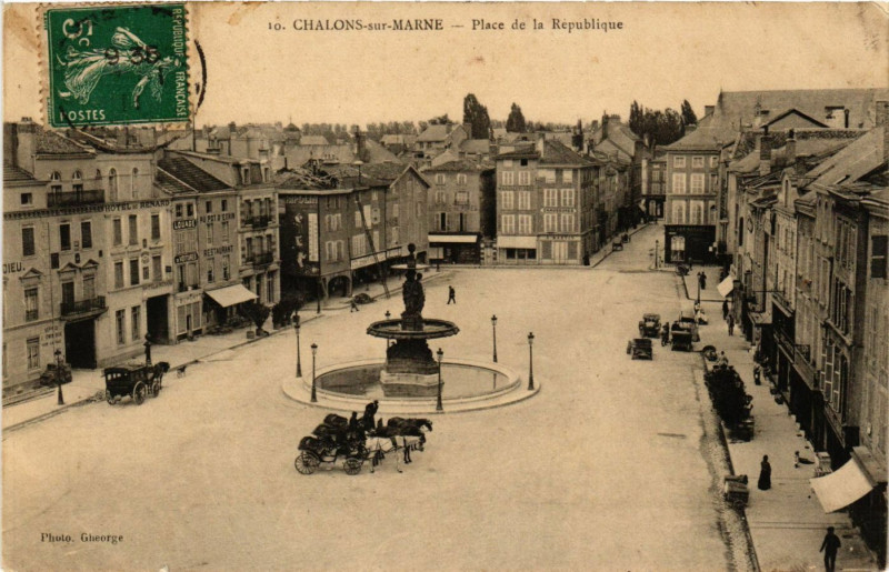 Carte postale ancienne Chalons-sur-Marne - Place de la Republique