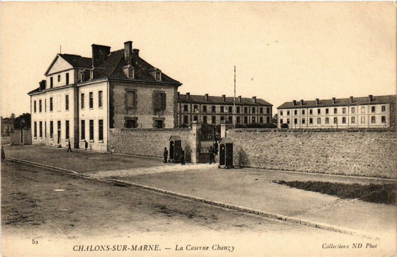 Carte postale ancienne Chalons-sur-Marne - La Caserne Chanzy