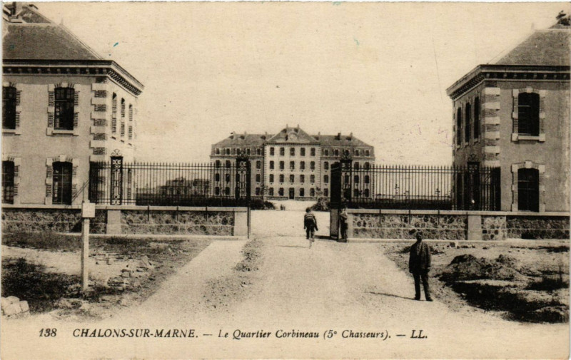Carte postale ancienne Chalons-sur-Marne - Le Quartier Corbineau (5* Chasseurs)