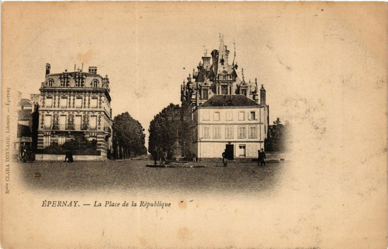 Carte postale ancienne Epernay - La Place de la Republique à Épernay