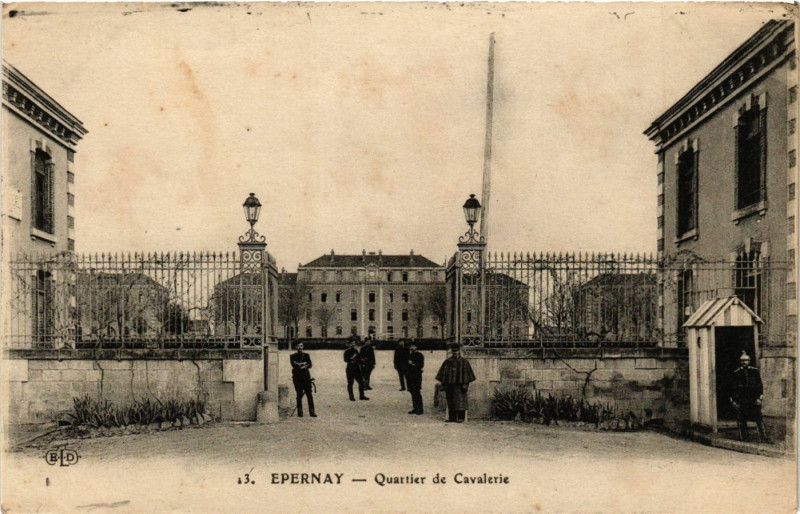 Carte postale ancienne Epernay - Quartier de Cavalerie à Épernay