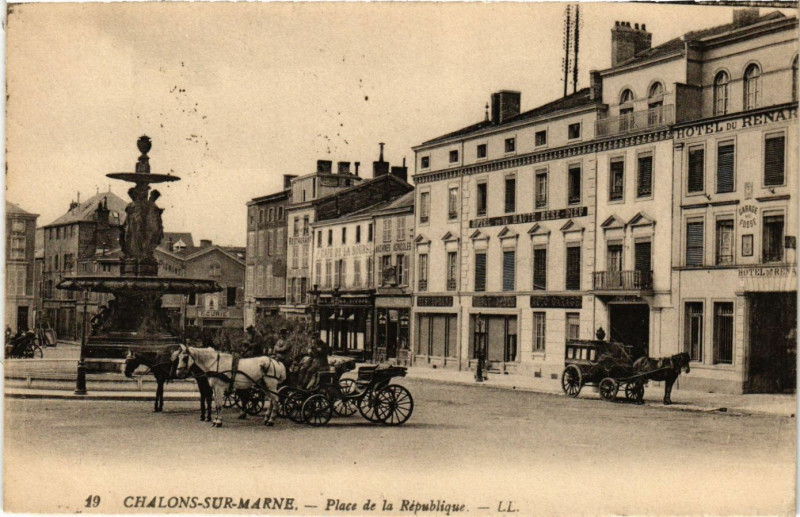 Carte postale ancienne Chalons-sur-Marne - Place de la Republique