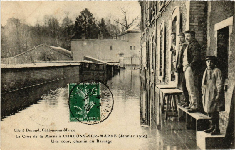 Carte postale ancienne La Crue de la Marne a Chalons-sur-Marne (Janvier 1910) - Une cour