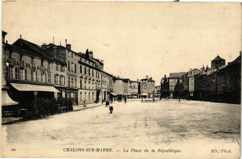 Carte postale ancienne Chalons-sur-Marne - La Place de la Republique