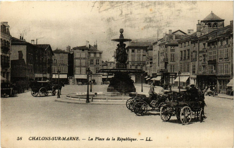 Carte postale ancienne Chalons-sur-Marne - La Place de la Republique