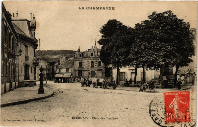Carte postale ancienne La Champagne - Epernay - Place des Fusiliers à Épernay