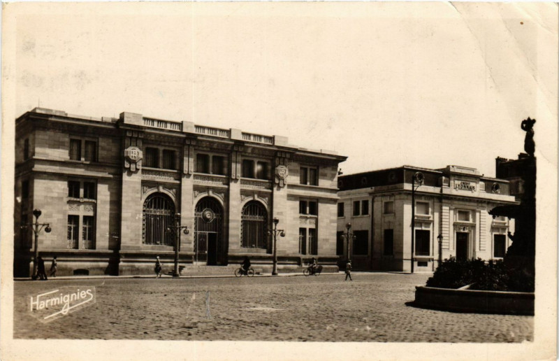 Carte postale ancienne Epernay - Place Hugues Plomb - La Poste à Épernay
