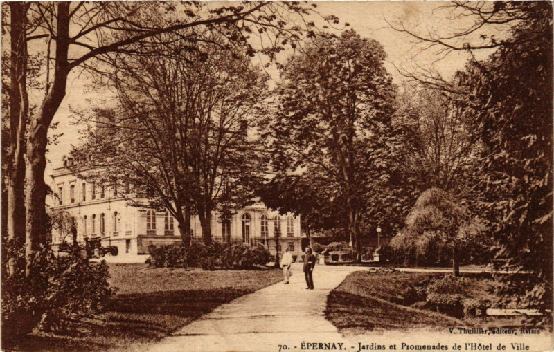 Carte postale ancienne Epernay - Jardins et Promenades de l'Hotel de Ville à Épernay