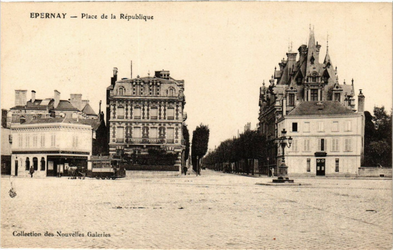 Carte postale ancienne Epernay - Place de la Republique à Épernay