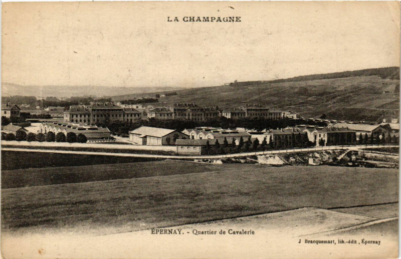 Carte postale ancienne La Champagne - Epernay - Quartier de Cavalerie à Épernay