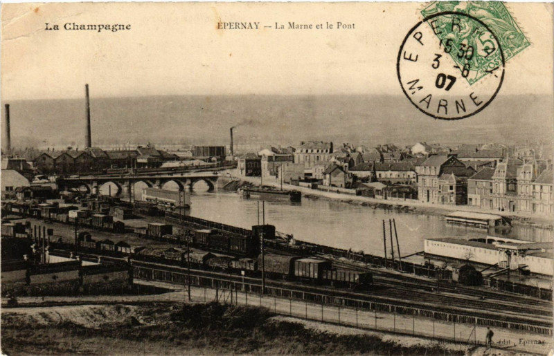 Carte postale ancienne La Champagne - Epernay - La Marne et le Pont à Épernay