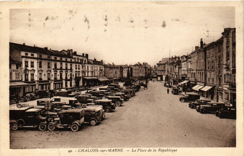 Carte postale ancienne Chalons-sur-Marne - La Place de la Republique