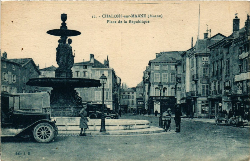Carte postale ancienne Chalons-sur-Marne - Place de la Republique