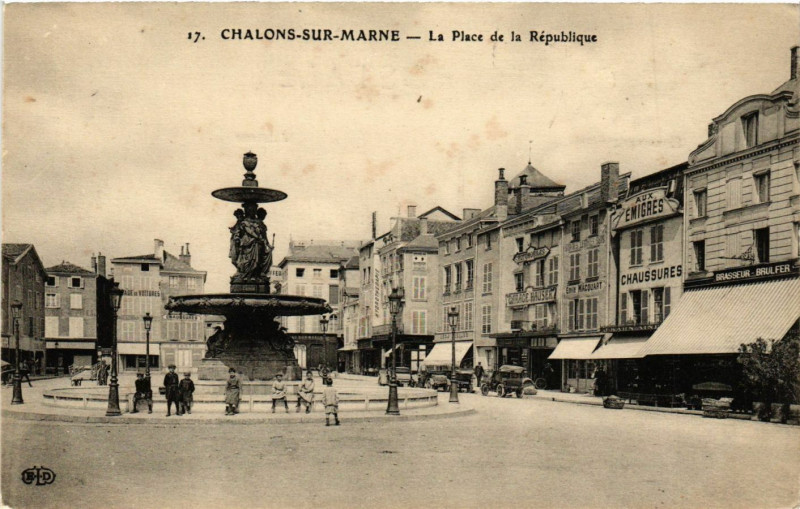Carte postale ancienne Chalons-sur-Marne - La Place de la Republique