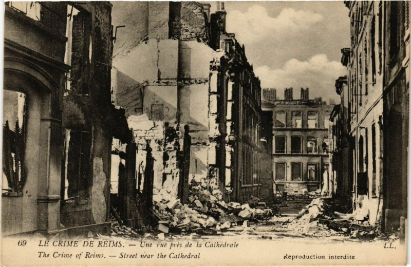 Carte postale ancienne Le Crime de Reims - Une rue pres de la Cathedrale - The Crime of à Reims