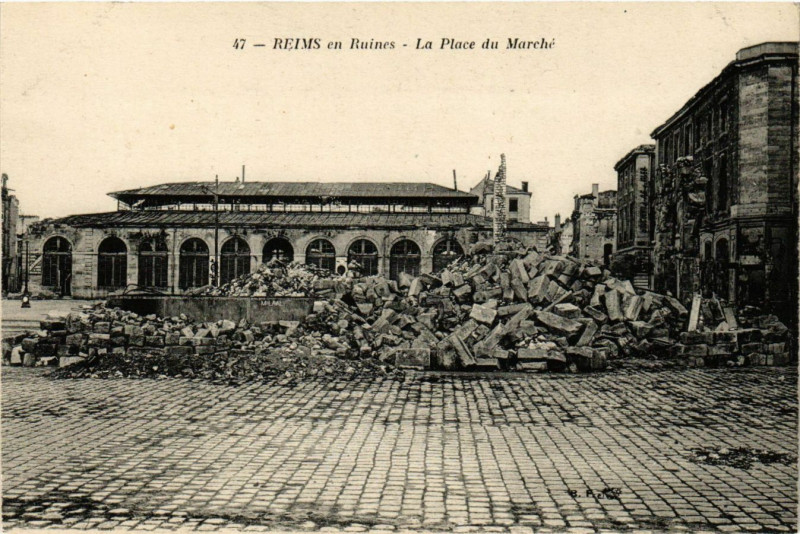 Carte postale ancienne Reims en Ruines - La Place du Marche à Reims