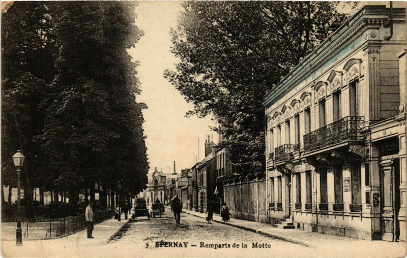 Carte postale ancienne Epernay - Remparts de la Motte à Épernay