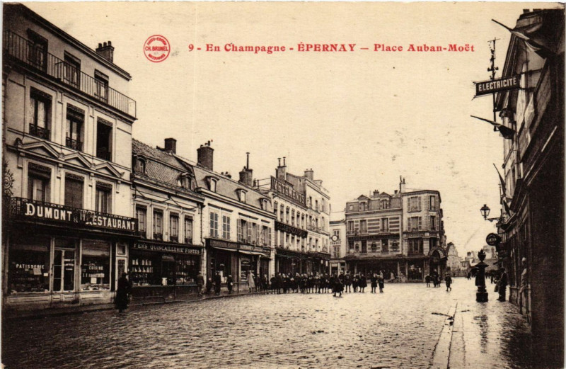 Carte postale ancienne En Champagne - Epernay - Place Auban-Moet à Épernay