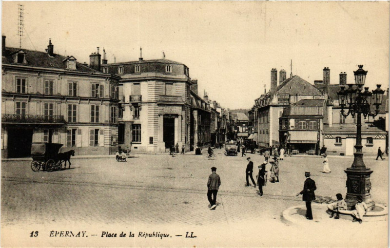 Carte postale ancienne Epernay - Place de la Republique à Épernay