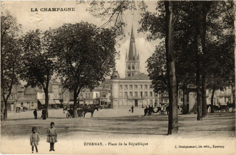 Carte postale ancienne La Campagne - Epernay - Place de la Republique à Épernay