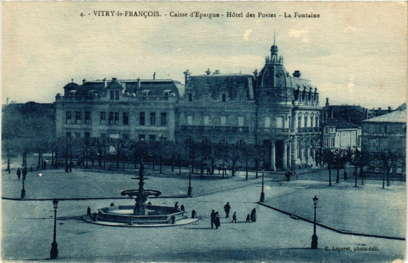 Carte postale ancienne Vitry-le-Francois Caisse d'epargne Hotel des Postes La Fontaine à Vitry-le-François