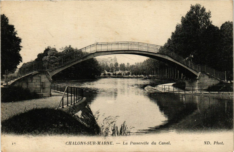 Carte postale ancienne Chalons-sur-Marne - La Passerelle du Canal