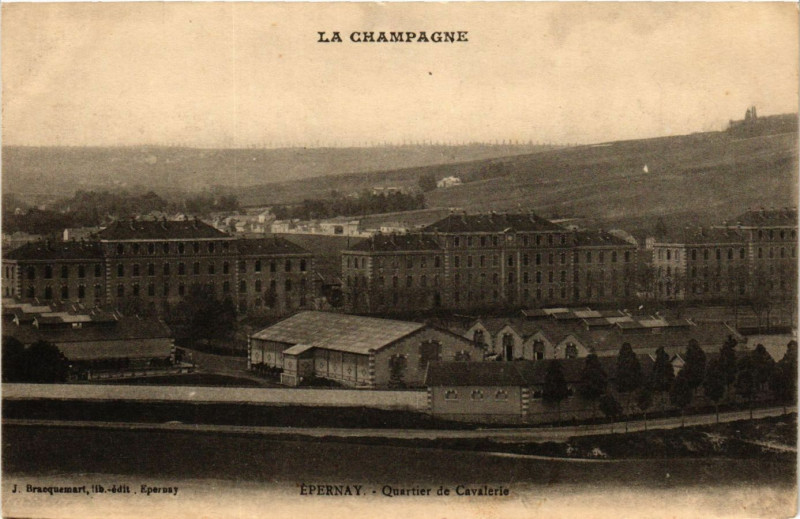 Carte postale ancienne La Campagne - Epernay - Quartier de Cavalerie à Épernay