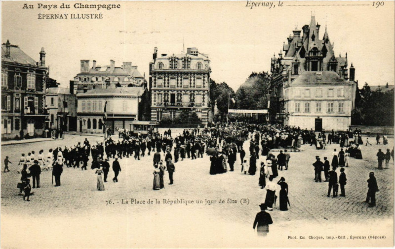 Carte postale ancienne Epernay Illustré - La Place de la Republique à Épernay