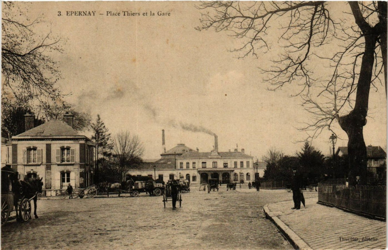 Carte postale ancienne Epernay - Place Thiers et la Gare à Épernay