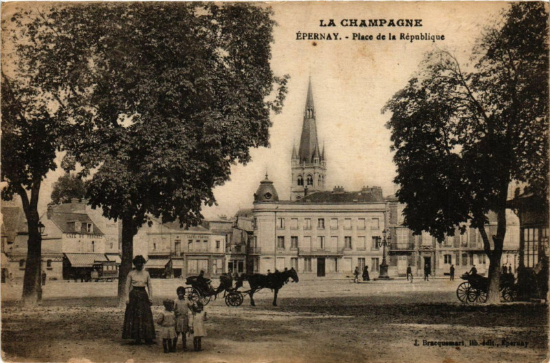 Carte postale ancienne La Campagne - Epernay - Place de la Republique à Épernay