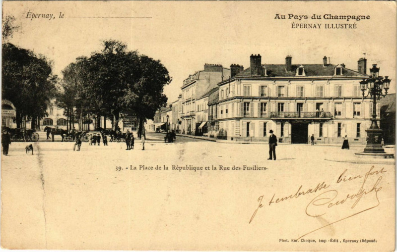 Carte postale ancienne Epernay Illustré - La Place de la Republique à Épernay