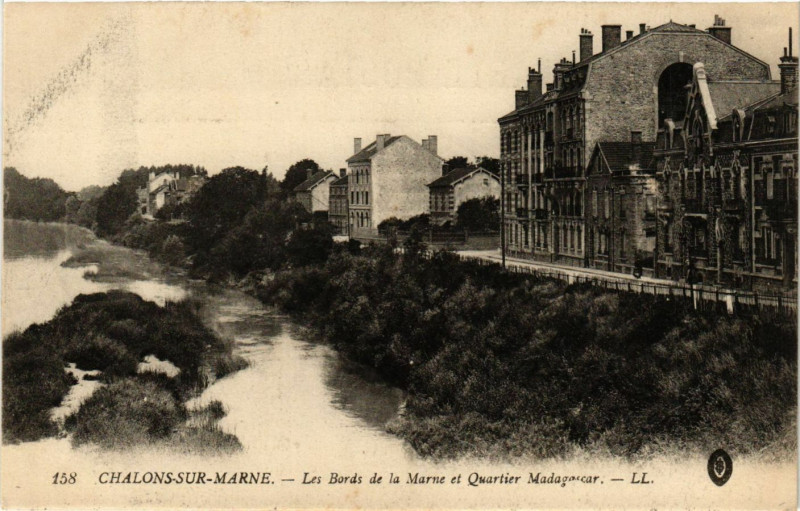 Carte postale ancienne Chalons-sur-Marne - Les Bords de la Marne et Quartier Madagascar