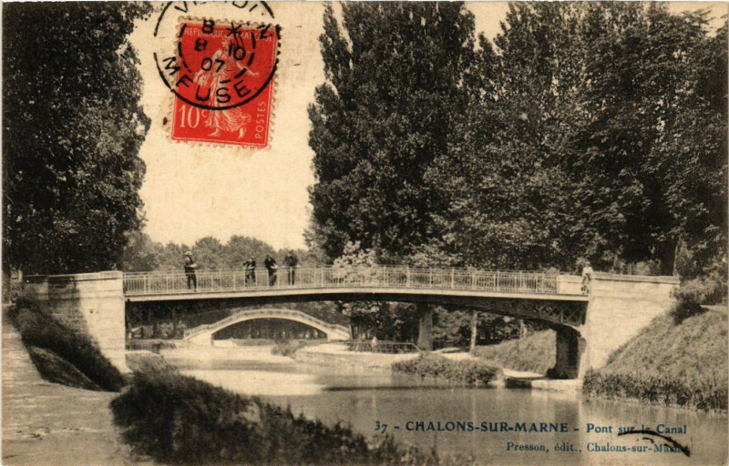 Carte postale ancienne Chalons-sur-Marne - Pont sur le Canal