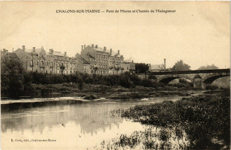 Carte postale ancienne Chalons-sur-Marne - Pont de Marne et Chemin de Madagascar