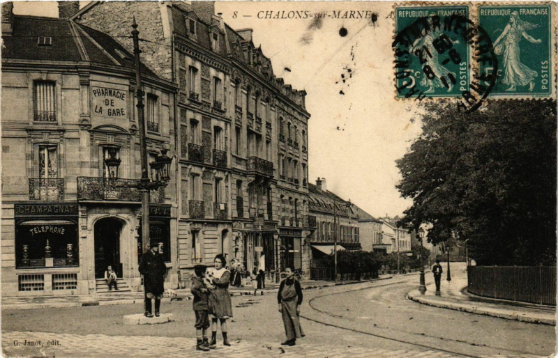 Carte postale ancienne Chalons-sur-Marne - Avenue de la Gare