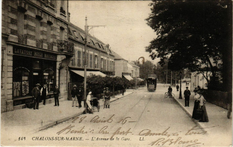 Carte postale ancienne Chalons-sur-Marne - L'Avenue de la Gare