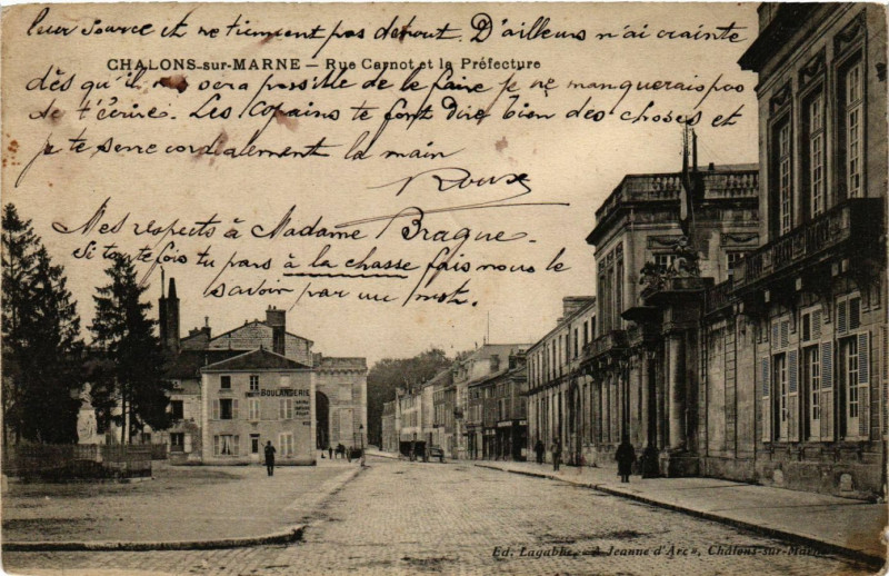 Carte postale ancienne Chalons-sur-Marne - Rue Carnot et la Prefecture