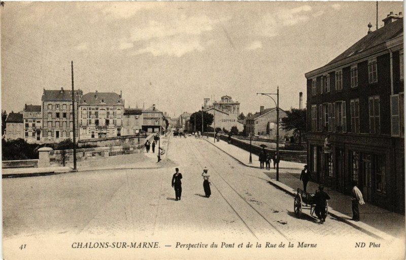Carte postale ancienne Chalons-sur-Marne - Perspective du Pont et de la Rue de la Marne
