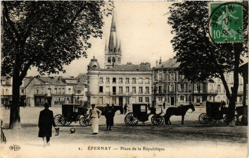 Carte postale ancienne Epernay - Place de la Republique à Épernay