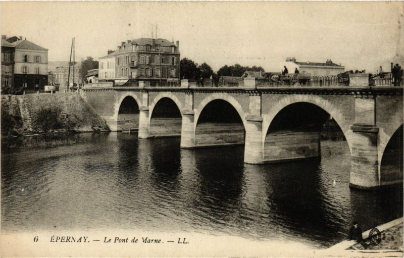 Carte postale ancienne Epernay - Le Pont de Marne à Épernay