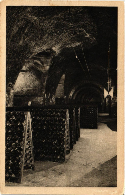 Carte postale ancienne Vins sur pupitres durant Le Remuage