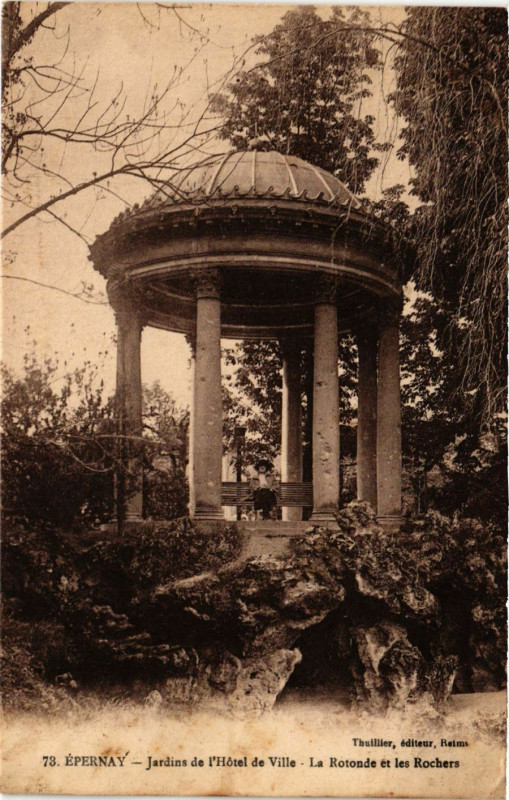 Carte postale ancienne Epernay - Jardins de l'Hotel de Ville - La Rotonde et les Rochers à Épernay
