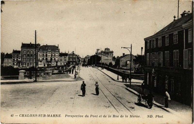 Carte postale ancienne Chalons-sur-Marne - Perspective du Pont et de la Rue de la Marne