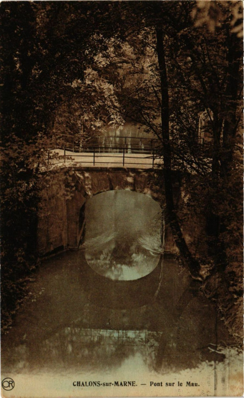 Carte postale ancienne Chalons-sur-Marne - Pont sur le Mau