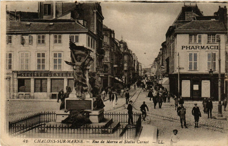 Carte postale ancienne Chalons-sur-Marne - Rue de Marne et Statue Carnot