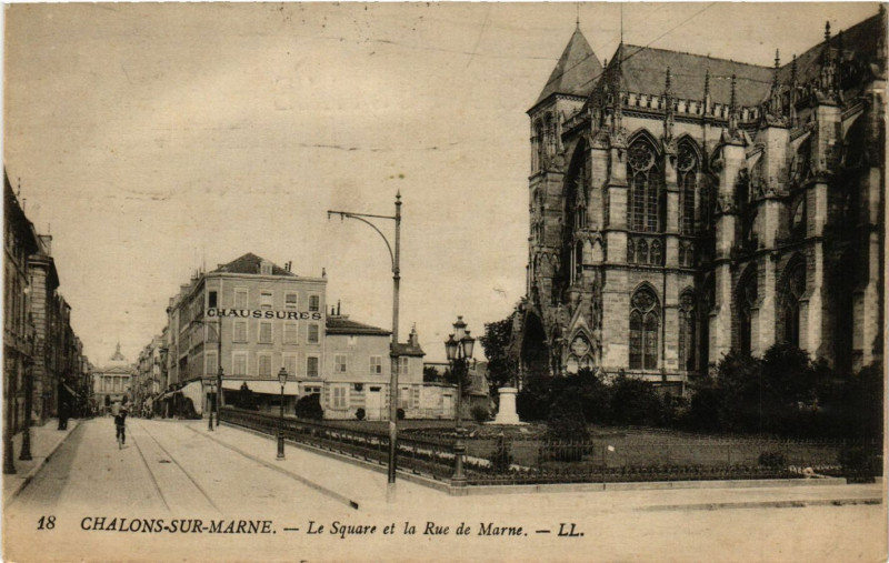 Carte postale ancienne Chalons-sur-Marne - Le Square et la Rue de Marne