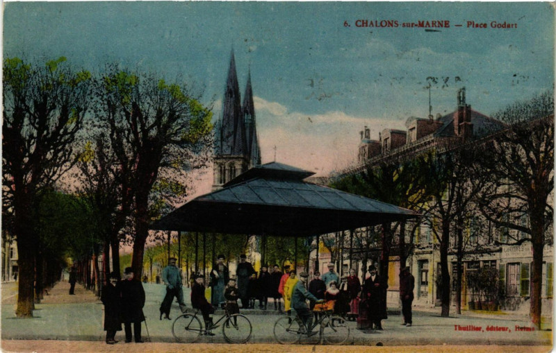 Carte postale ancienne Chalons-sur-Marne - Place Godart