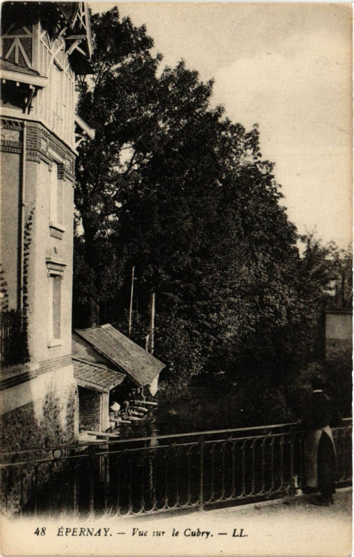 Carte postale ancienne Epernay - Vue sur le Cubry à Épernay