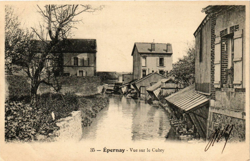 Carte postale ancienne Epernay - Vue sur le Cubry à Épernay